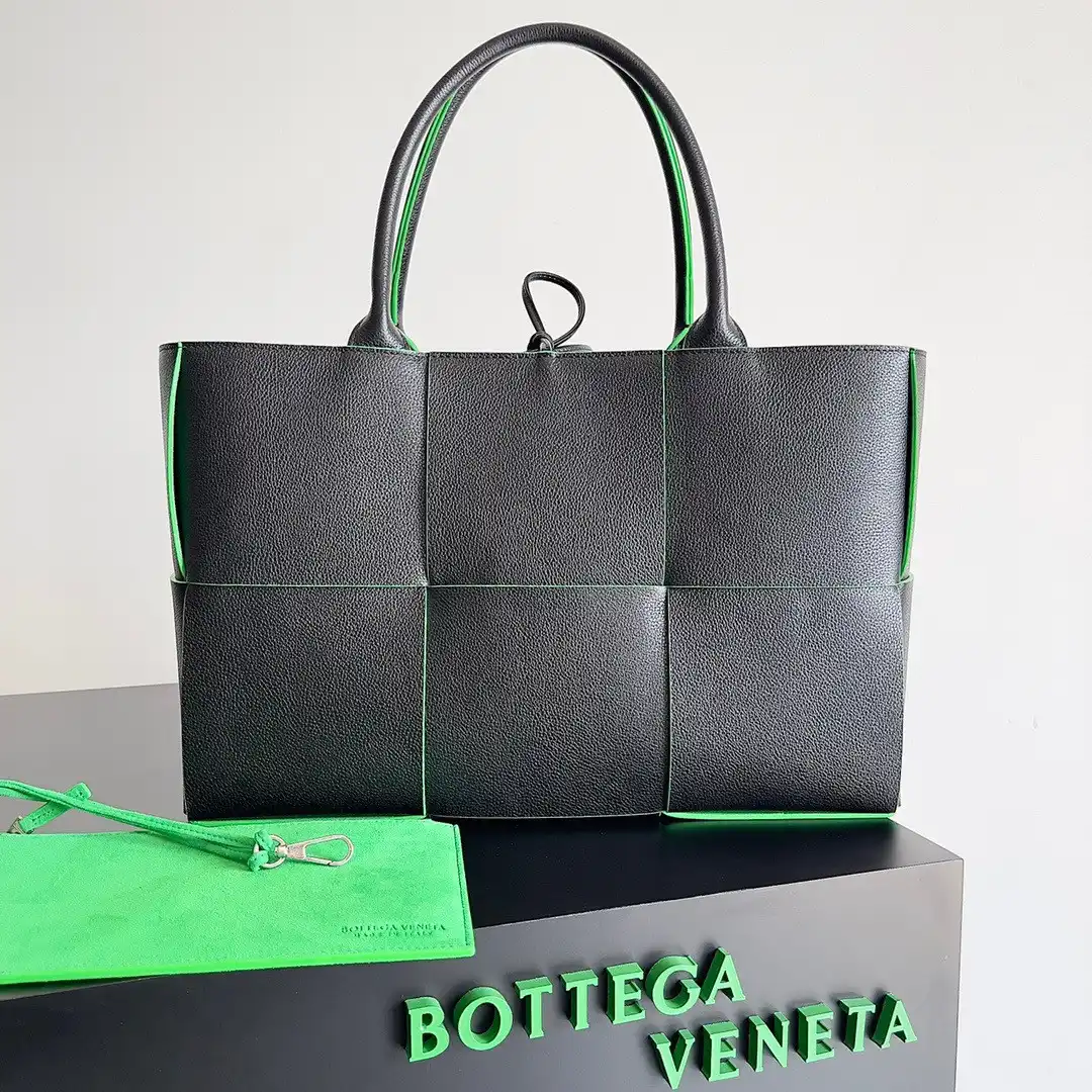 BOTTEGA VENETA ARCO MEDIUM TOTE