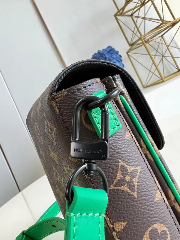 First bag ru LOUIS VUITTON S-LOCK VERTICAL WEARABLE WALLET