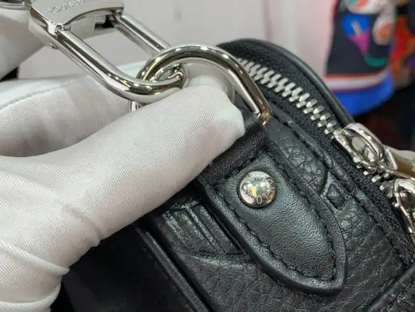 First bag ru LOUIS VUITTON MESSEANGER BAG