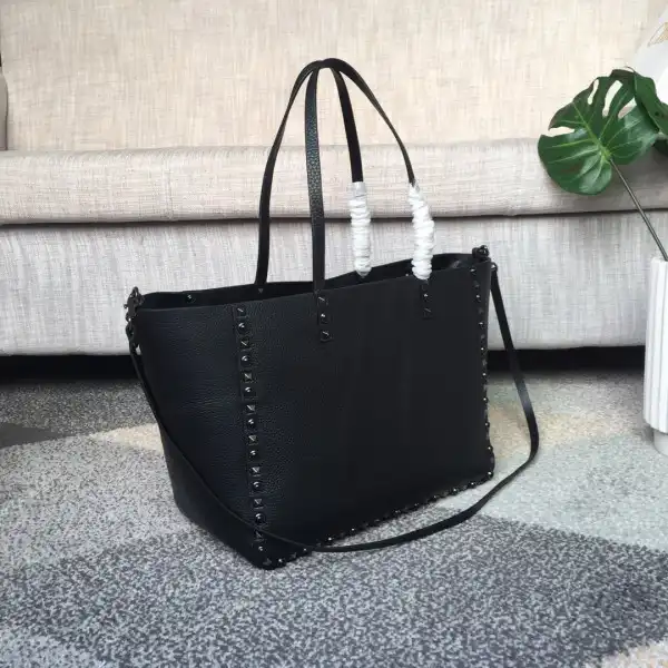 Bagsoffer VALENTINO MEDIUM GRAIN CALFSKIN LEATHER ROCKSTUD BAG