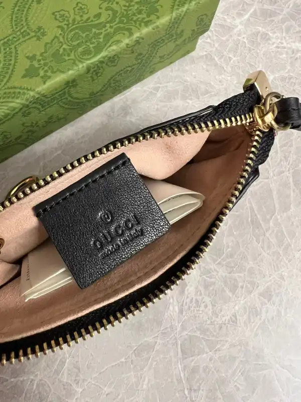 First bag ru Gucci Signature key case