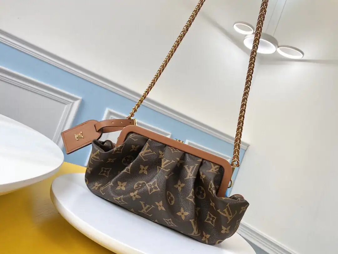 Frstbag ru LOUIS VUITTON BOURSICOT EW