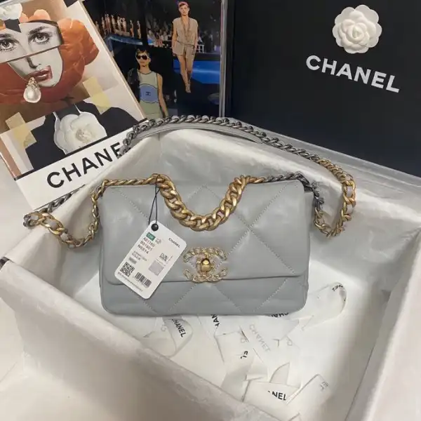 First bag ru CHANEL 19 FLAP BAG