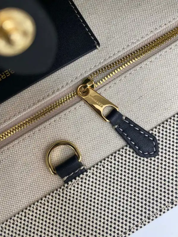 BURBERRY SMALL Freya TOTE