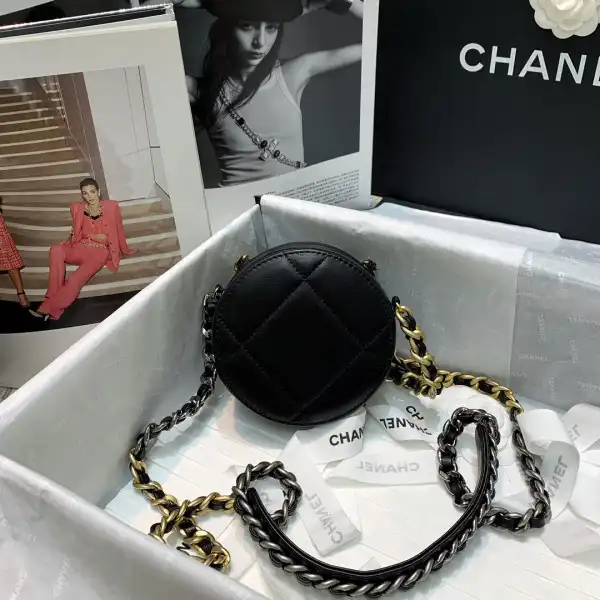 CHANEL 19 CHANELUTCH WITH CHAIN