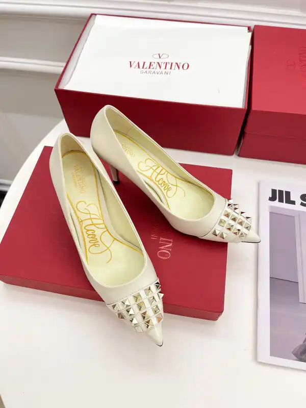 Yupoo bagsoffer VALENTINO ROCKSTUD ALCOVE KIDSKIN AND PATENT-LEATHER PUMP