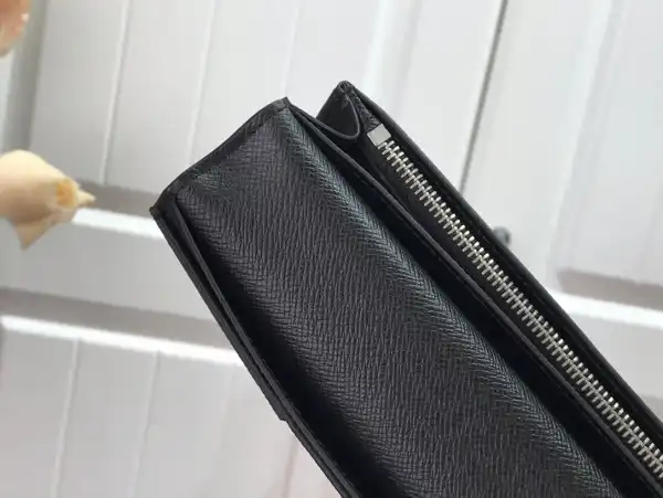 First bag ru LOUIS VUITTON BRAZZA WALLET