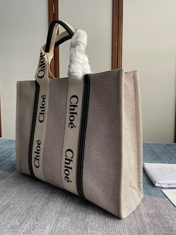 First bag ru CHLOÉ LARGE WOODY TOTE BAG