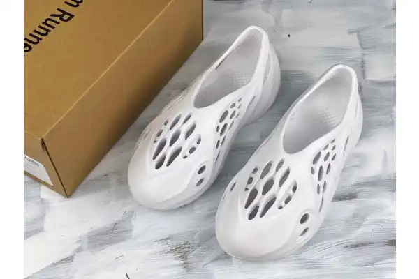 First bag ru YEEZY FOAM RUNNER SLIDE