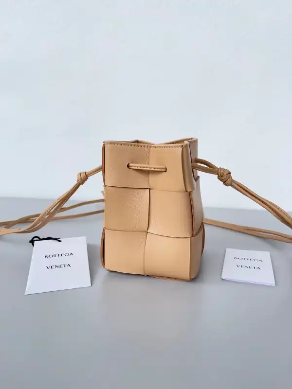 Frstbag ru BOTTEGA VENETA Mini Cassette Bucket Bag