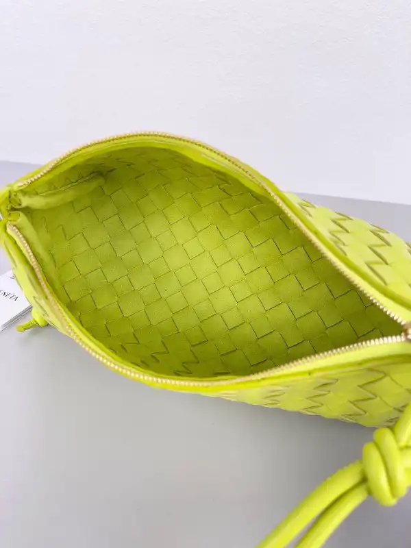 Yupoo bagsoffer BOTTEGA VENETA Pouch On Strap