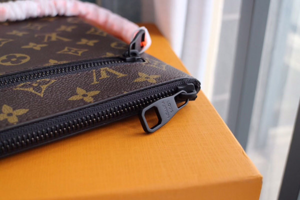 HOT SALE LOUIS VUITTON CLUTCH