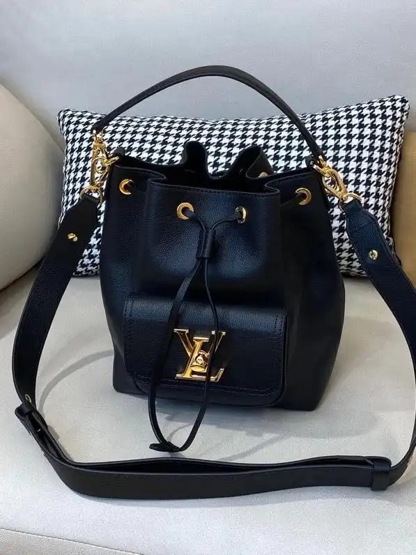 First Bag Ru LOUIS VUITTON LOCKME BUCKET