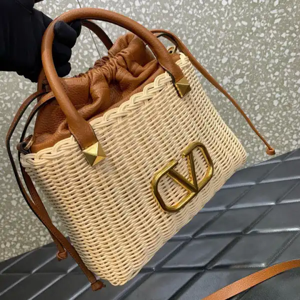 Firstbag Ru VALENTINO VLOGO SIGNATURE WICKER BUCKET BAG