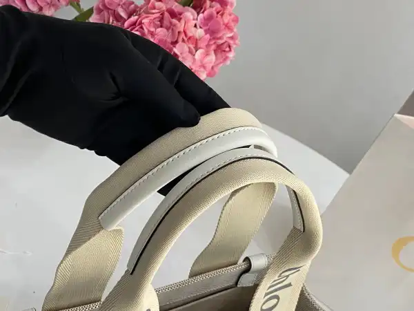 First bag ru CHLOÉ medium woody tote bag