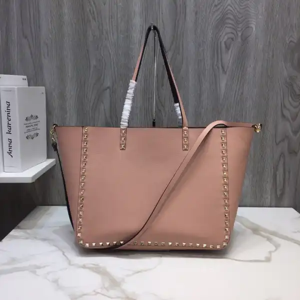 VALENTINO MEDIUM GRAIN CALFSKIN LEATHER ROCKSTUD BAG