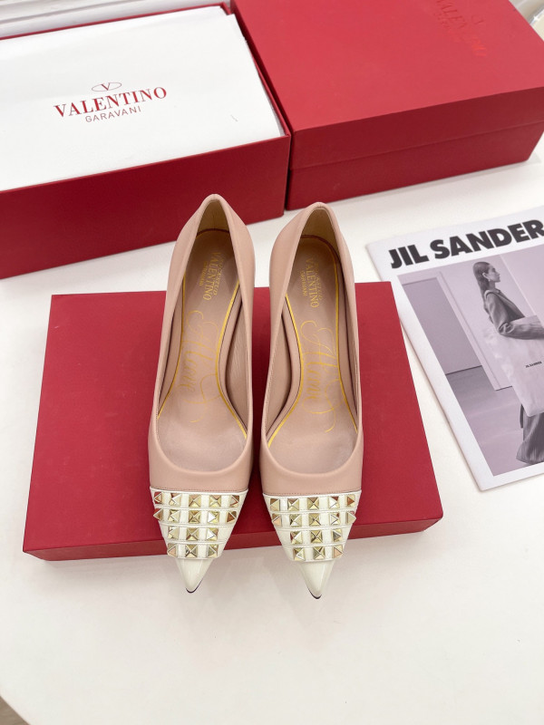 [FREE SHIPPING] VALENTINO ROCKSTUD ALCOVE KIDSKIN AND PATENT-LEATHER PUMP