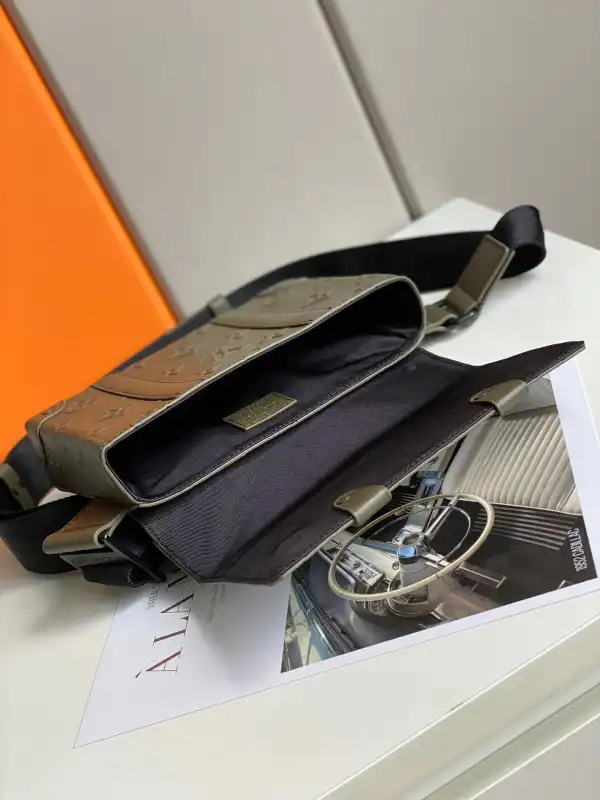 LOUIS VUITTON TRUNK SLINGBAG