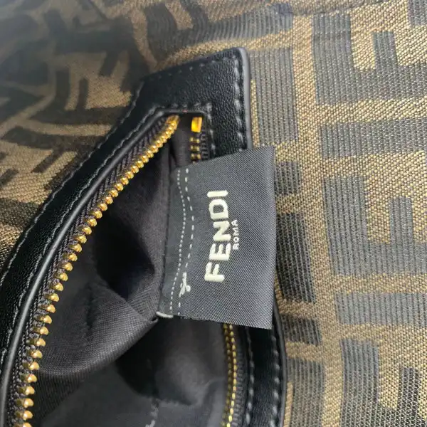 Bagsoffer FENDI BAGUETTE -27-15-6cm