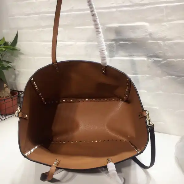 First bag ru VALENTINO MEDIUM GRAIN CALFSKIN LEATHER ROCKSTUD BAG