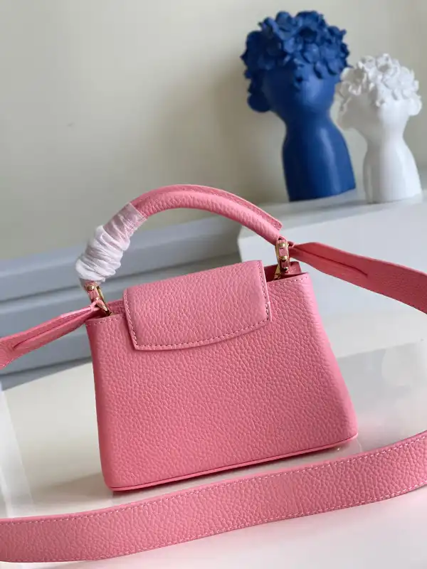 First bag ru LOUIS VUITTON CAPUCINES MINI