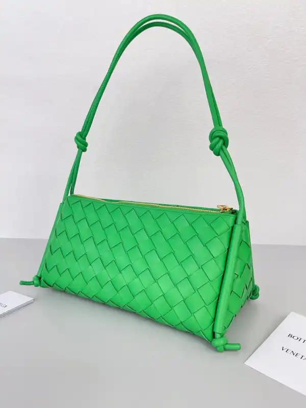 Yupoo bagsoffer BOTTEGA VENETA Pouch On Strap