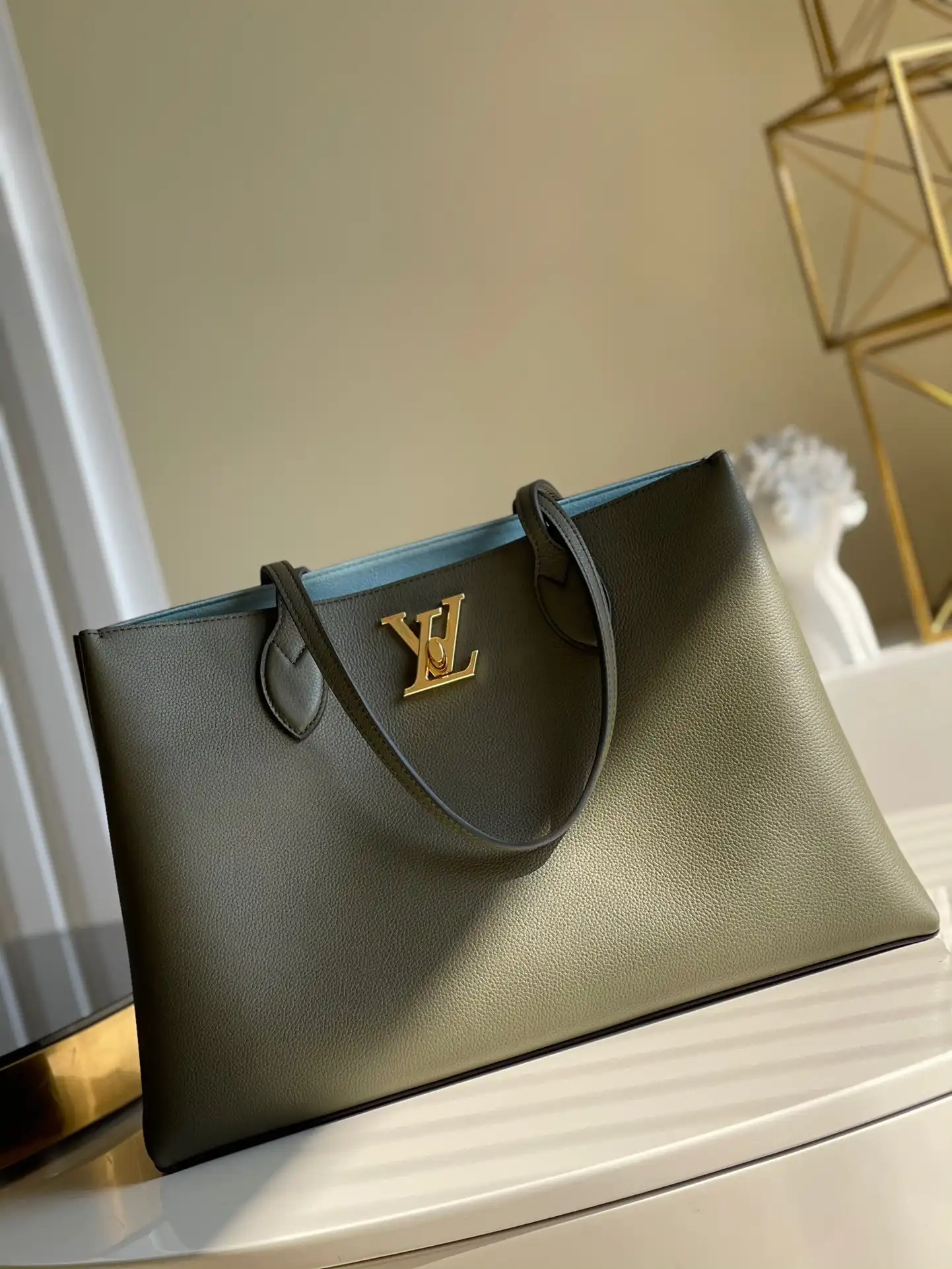 TO LOUIS VUITTON LOCKME SHOPPER