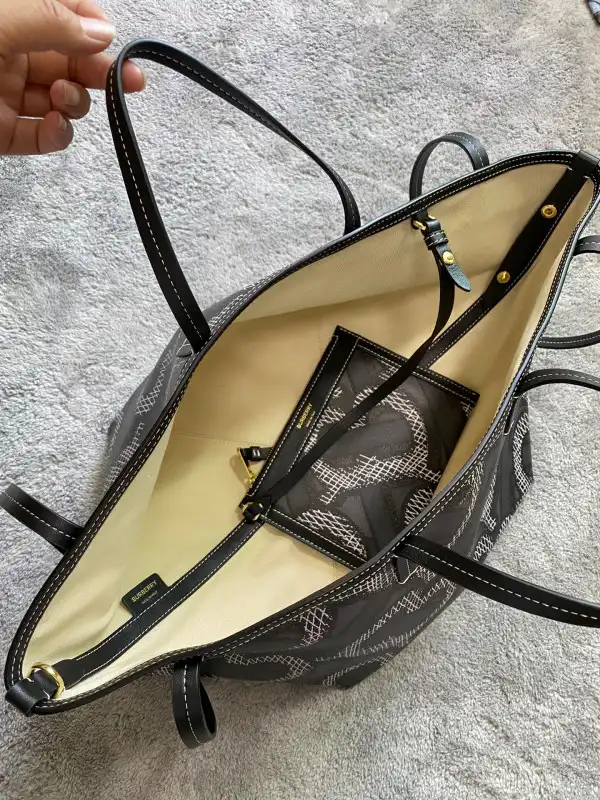 First bag ru BURBERRY TOTE