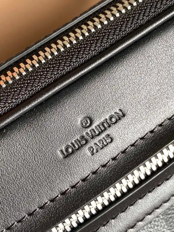 LOUIS VUITTON SCOTT MESSENGER