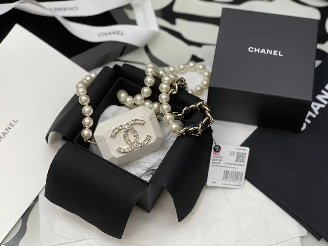 Frstbag ru CHANEL AIRPODS CASE PRO NECKLACE