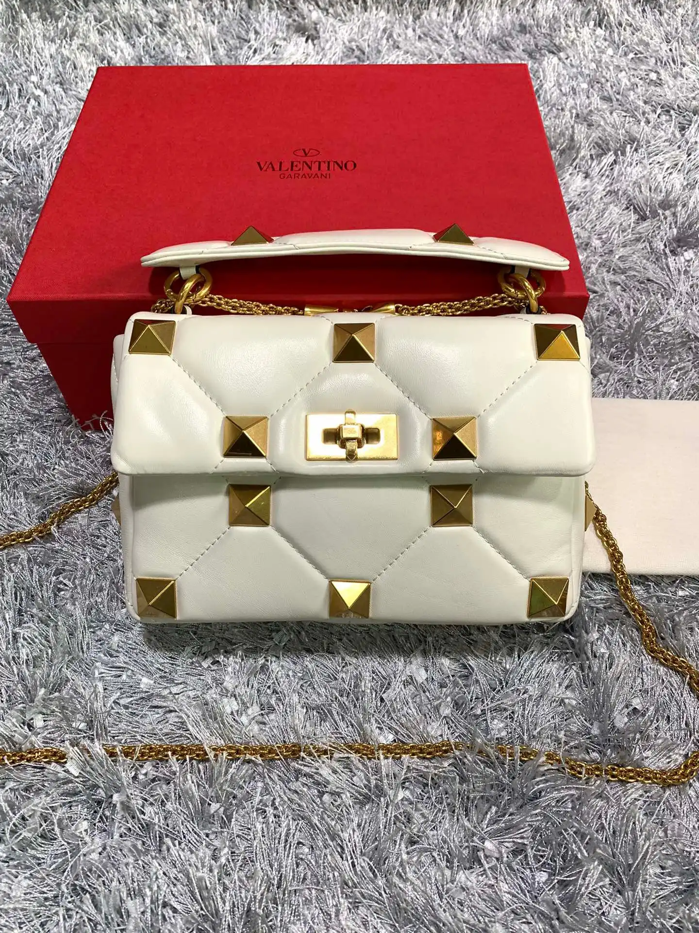 Frstbag ru VALENTINO MEDIUM ROMAN STUD THE SHOULDER BAG