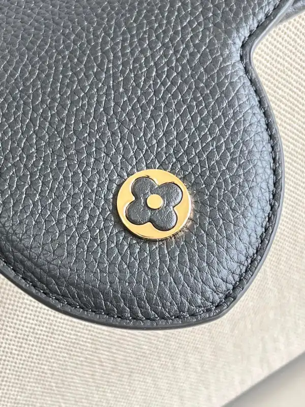 First Bag Ru LOUIS VUITTON CAPUCINES MM