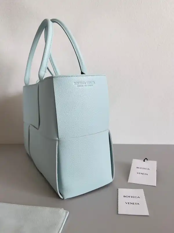 BOTTEGA VENETA ARCO MEDIUM TOTE