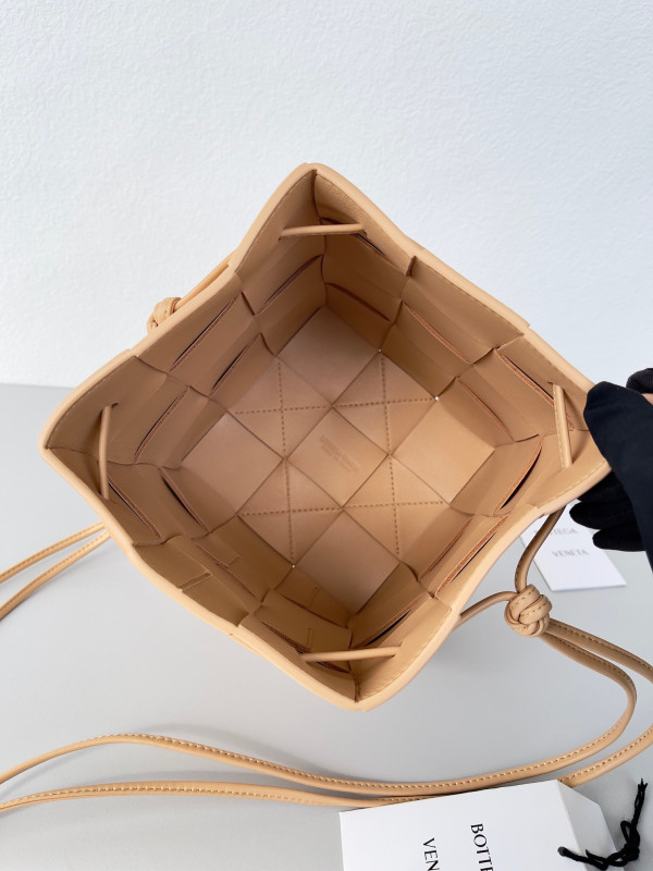 HOT SALE BOTTEGA VENETA Cassette Bucket Bag