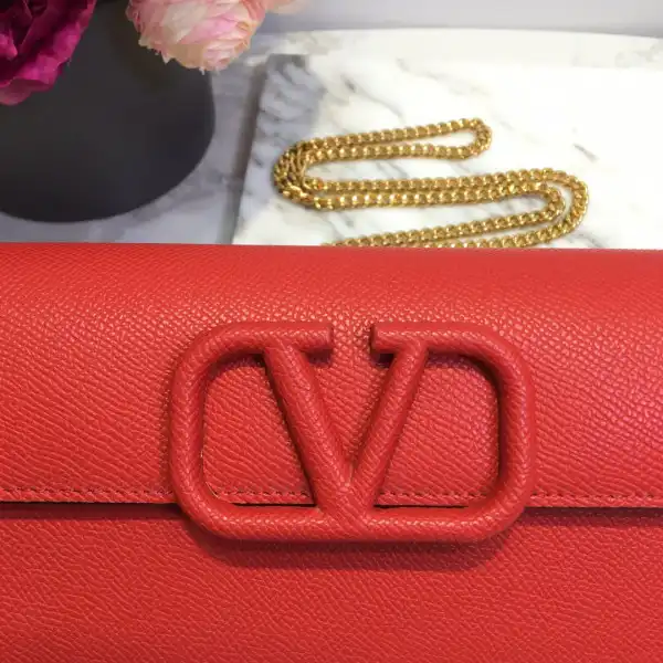 VALENTINO GARAVANI VSLING GRAINY CALFSKIN WALLET WITH CHAIN STRAP