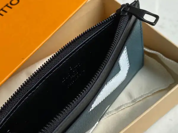 Rep LOUIS VUITTON CC HOLDER