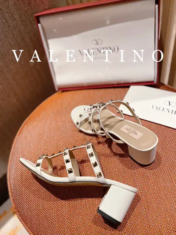 Bagsoffer VALENTINO ROCKSTUD CALFSKIN LEATHER SLIDE SANDAL