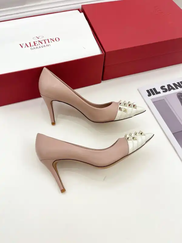 Bagsoffer VALENTINO ROCKSTUD ALCOVE KIDSKIN AND PATENT-LEATHER PUMP