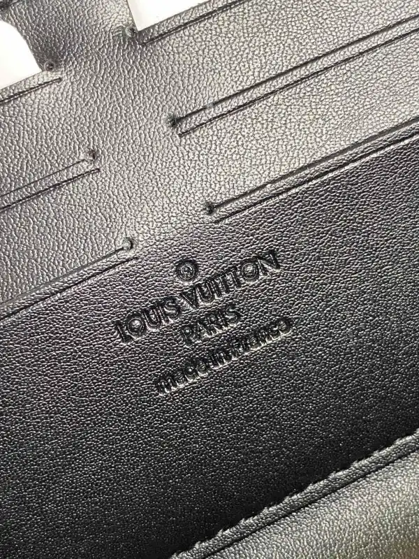 First bag ru LOUIS VUITTON ZIPPY WALLET TRUNK