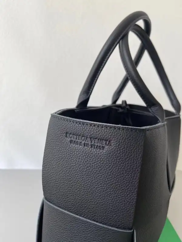 BOTTEGA VENETA ARCO MEDIUM TOTE