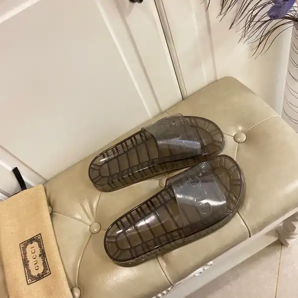 GUCCI slide with Gucci logo