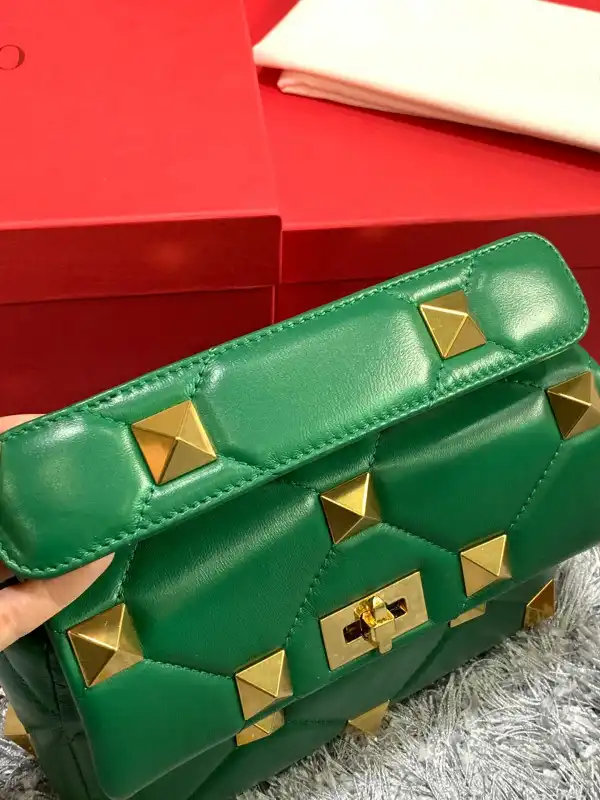 Yupoo bagsoffer VALENTINO MEDIUM ROMAN STUD THE SHOULDER BAG