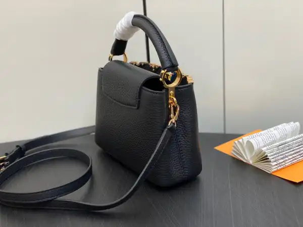 First Bag Ru LOUIS VUITTON CAPUCINES BB