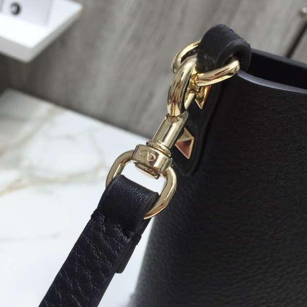 HOT SALE VALENTINO MEDIUM GRAIN CALFSKIN LEATHER ROCKSTUD BAG