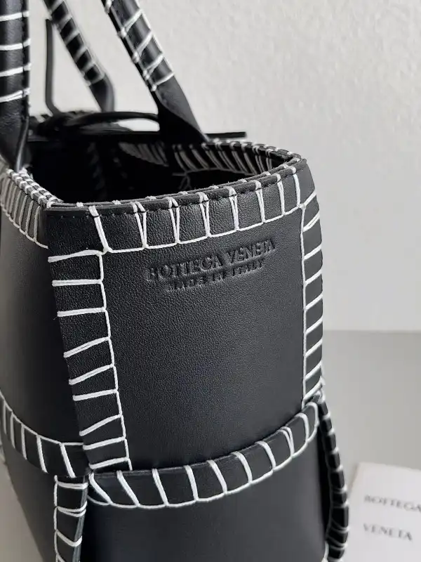 BOTTEGA VENETA Small Arco Tote Bag