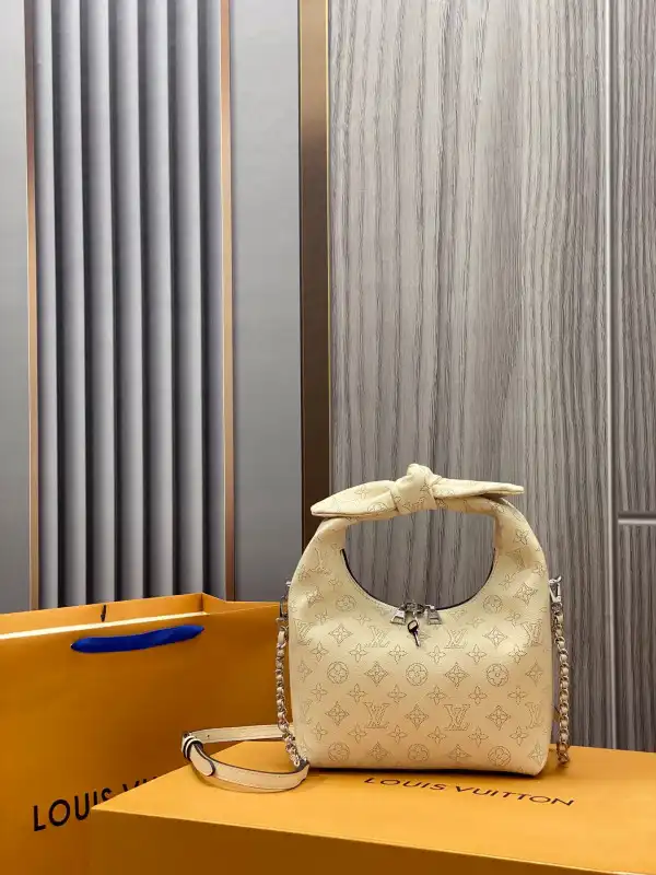 First bag ru LOUIS VUITTON WHY KNOT PM