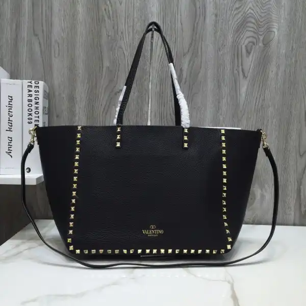 TO VALENTINO MEDIUM GRAIN CALFSKIN LEATHER ROCKSTUD BAG