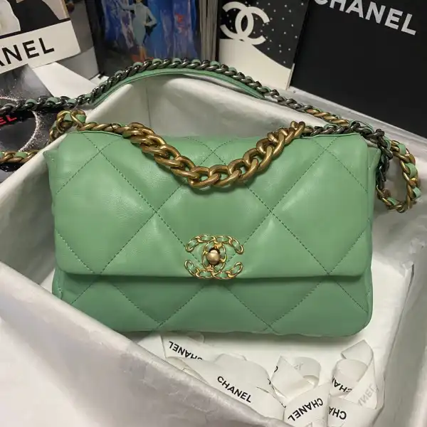 First bag ru CHANEL 19 FLAP BAG