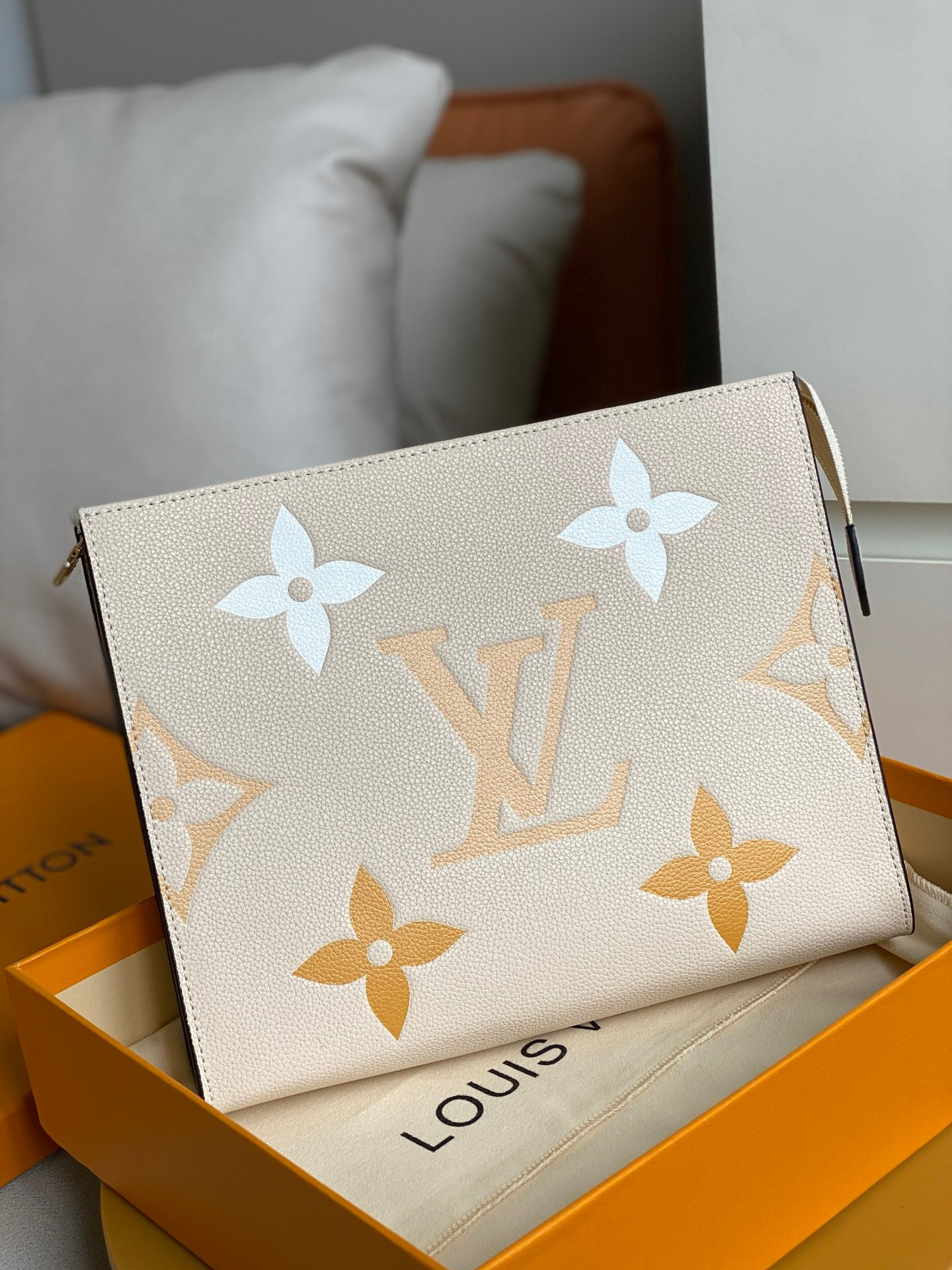 HOT SALE LOUIS VUITTON TOILETRY POUCH 26