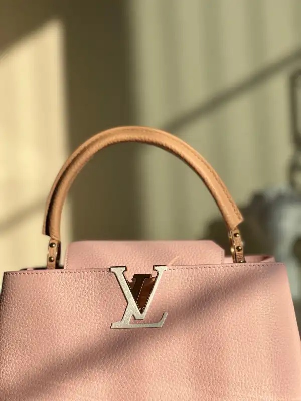 First bag ru LOUIS VUITTON CAPUCINES MM